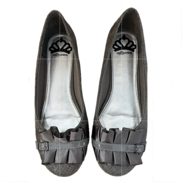 Fergalicious Shoes - fergalicious by fergie 7.5 gray ballet flats with toe bows Like New!